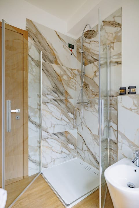 Shower, rainfall showerhead, free toiletries, hair dryer