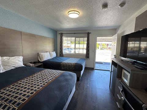 Basic Double Room | Bathroom | Bathtub, towels, soap, shampoo