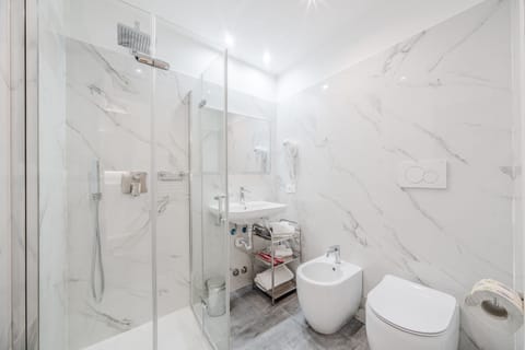 Classic Single Room, City View | Bathroom | Free toiletries, slippers, bidet, towels