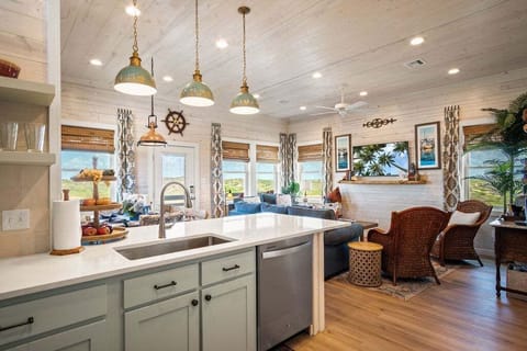 House, Multiple Beds, Pool Access, Pool View (Jetty Set Go! ) | Interior