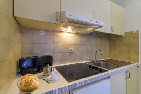 Appartement 4 personnes - 1 chambre | Private kitchenette | Fridge, microwave, stovetop, toaster