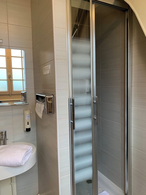 Standard Room, 1 Queen Bed | Bathroom | Free toiletries, hair dryer, towels, soap