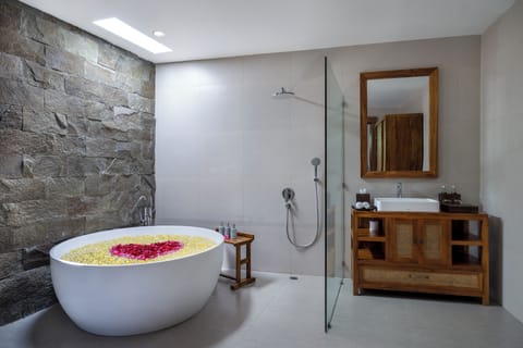 Grand Premier Room | Bathroom | Separate tub and shower, rainfall showerhead, hair dryer, bathrobes