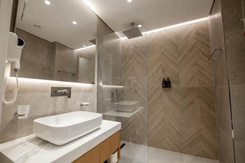 Deluxe Double Room with Balcony and Sea View | Bathroom | Shower, hair dryer, slippers, towels