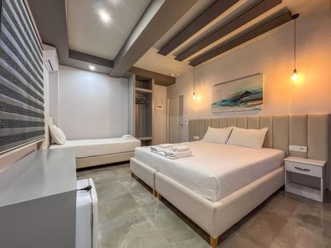 Deluxe Triple Room, Balcony | Desk, free WiFi, bed sheets