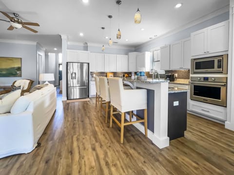 House, 3 Bedrooms | Private kitchen | Fridge, oven, coffee/tea maker, toaster