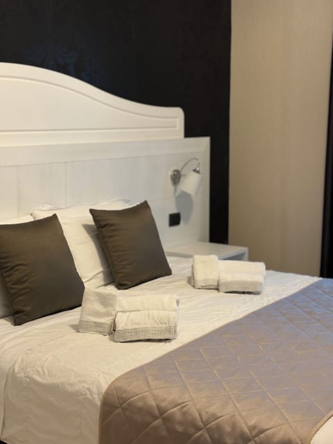 In-room safe, desk, laptop workspace, free WiFi