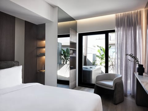 Deluxe King Room With Balcony | Minibar, in-room safe, desk, laptop workspace