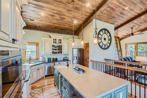House, 4 Bedrooms | Private kitchen | Coffee/tea maker, fridge, oven, electric kettle