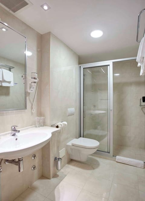 Luxury Twin Room | Desk, laptop workspace, blackout drapes, iron/ironing board