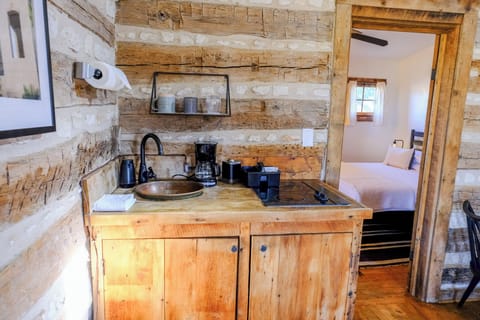 Cabin No.5 | Private kitchen | Microwave, coffee/tea maker