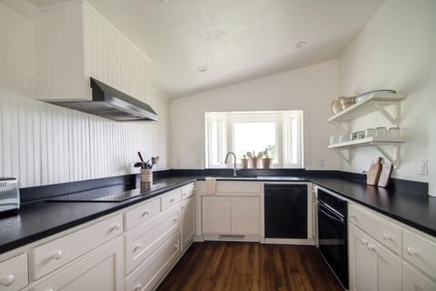 Cabin No.1 | Private kitchen | Microwave, coffee/tea maker