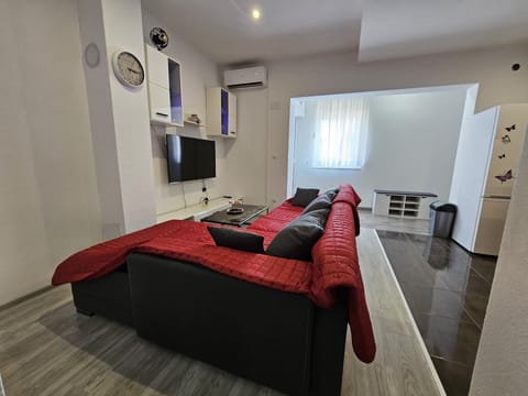 Comfort Apartment, 2 Bedrooms, Non Smoking, Kitchen | Living area | 55-inch Smart TV with cable channels