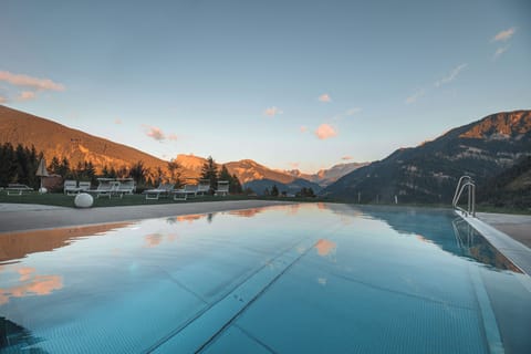 Sauna, hot tub, steam room
