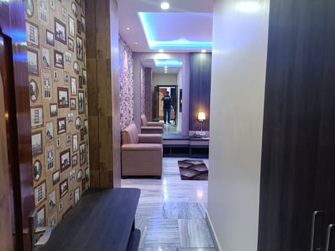Signature Room | Pillowtop beds, soundproofing, WiFi (free), bed sheets