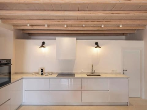 Deluxe Villa, 2 Queen Beds, Sea View, Poolside | Private kitchen | Highchair