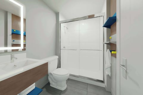 Combined shower/tub, free toiletries, hair dryer, towels