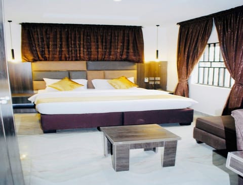 Luxury Room | Desk, laptop workspace, free WiFi