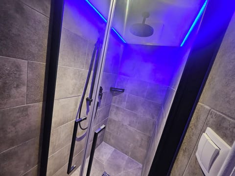 Souterrain Mini Apartment ohne Frühstück | Bathroom | Free toiletries, hair dryer, towels, soap