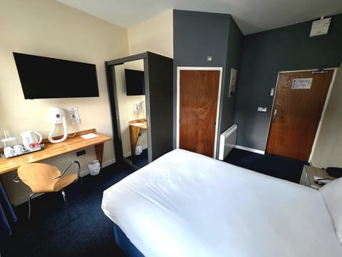 Economy Double Room | In-room safe, desk, laptop workspace, soundproofing