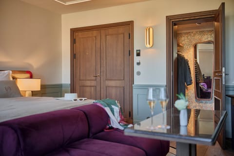 Chambre Prestige | Minibar, in-room safe, individually decorated, desk