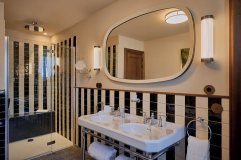 Chambre Prestige | Bathroom | Designer toiletries, hair dryer, slippers, towels