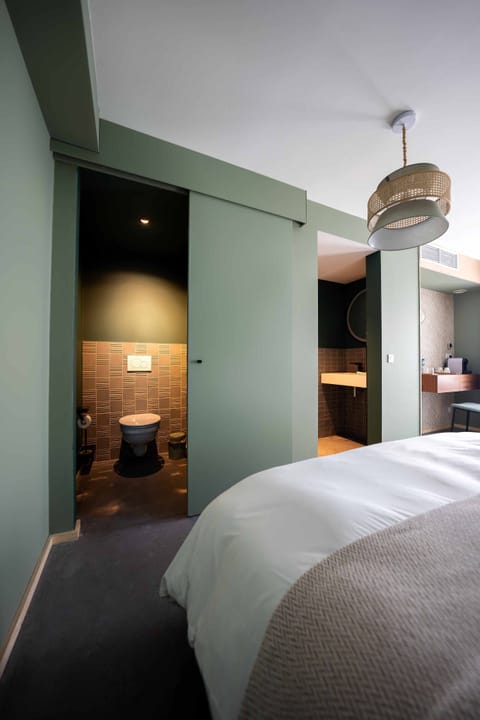 Desk, soundproofing, free WiFi