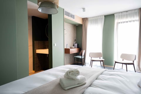 Desk, soundproofing, free WiFi