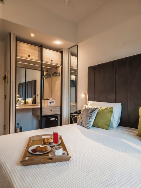 Classic Double Room Single Use | Minibar, in-room safe, desk, laptop workspace