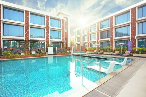Outdoor pool, pool umbrellas, sun loungers