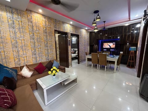 Apartment, 3 Bedrooms, Accessible, Smoking | Living room