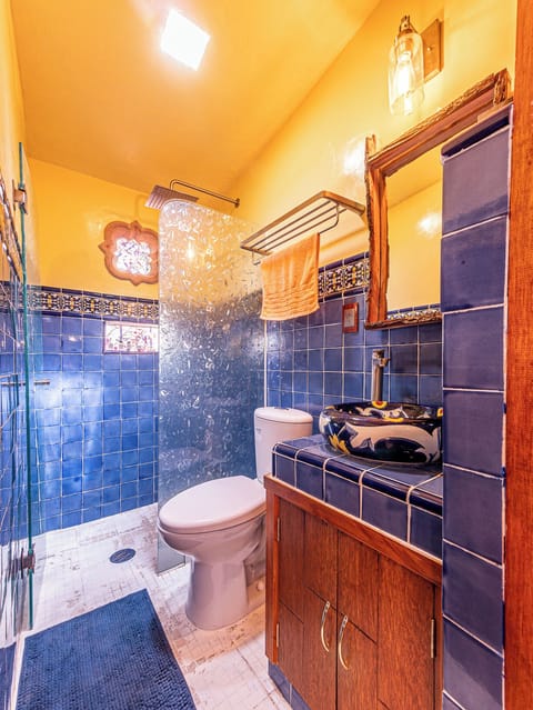 Deluxe Room, Garden View | Bathroom | Designer toiletries, hair dryer, towels, soap