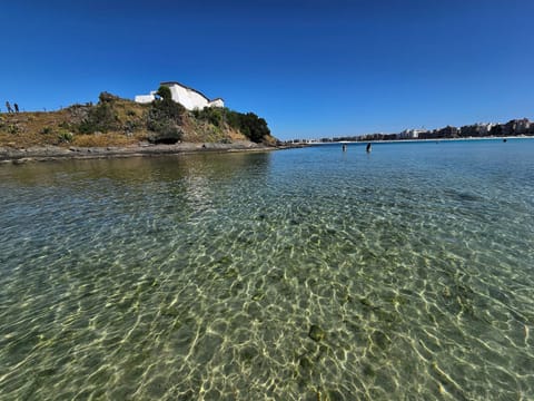 Beach nearby, white sand, 10 beach bars