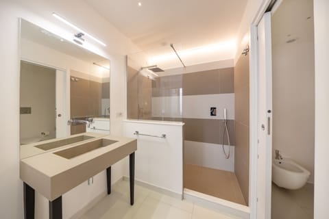 Comfort Double Room | Bathroom | Free toiletries, hair dryer