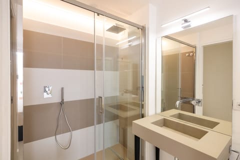 Comfort Double Room | Bathroom | Free toiletries, hair dryer