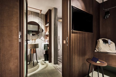 Classic Double Room | Bathroom | Shower, rainfall showerhead, free toiletries, hair dryer