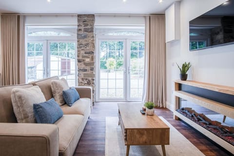 32-inch Smart TV with cable channels, fireplace