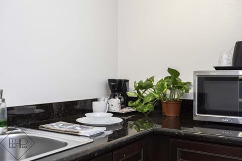 Suite, 1 King Bed with Sofa bed | Private kitchenette | Fridge, microwave, coffee/tea maker