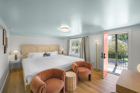 Alaskan King Room | Premium bedding, pillowtop beds, laptop workspace, blackout drapes