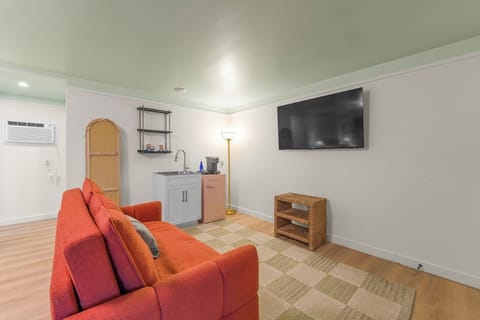 Deluxe King Suite | Private kitchenette | Coffee/tea maker