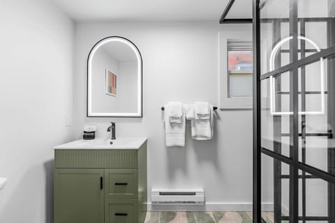 Superior King Room | Bathroom | Hair dryer, towels, soap, shampoo