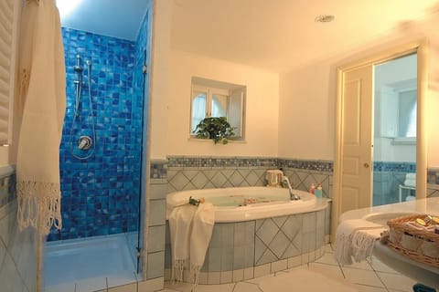 Suite Giardino | Bathroom | Free toiletries, hair dryer, bathrobes, slippers
