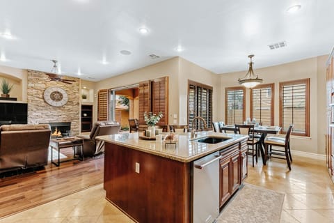 House, 6 Bedrooms | Private kitchen | Fridge, oven, coffee/tea maker, toaster