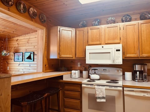 House, 2 Bedrooms | Private kitchen | Fridge, oven, coffee/tea maker, toaster