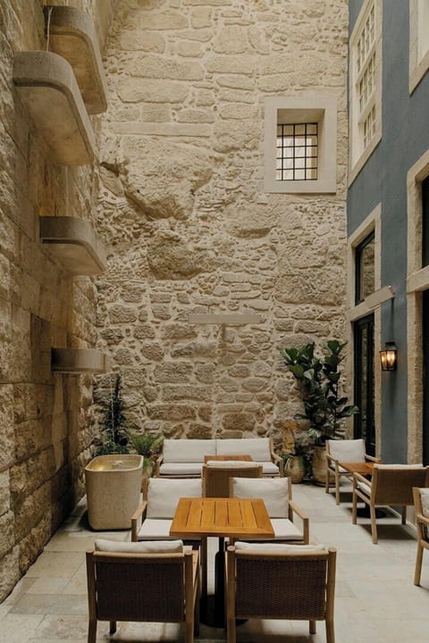 2 restaurants; breakfast, lunch, and dinner served