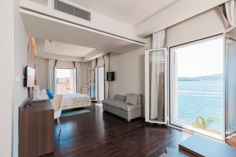 Comfort Suite with Sea View | Desk, laptop workspace, free WiFi