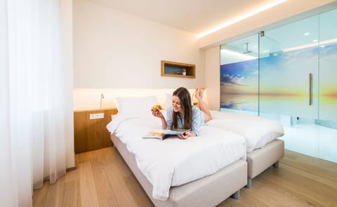 Business Twin Room, 2 Twin Beds, Non Smoking | In-room safe, desk, soundproofing, iron/ironing board