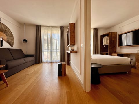 Deluxe Apartment, Balcony, Garden View | 1 bedroom, minibar, in-room safe, soundproofing