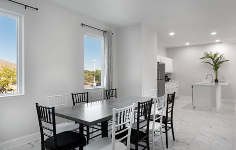 Condo, 4 Bedrooms | In-room dining