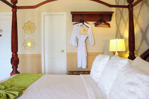 Deluxe Suite, Garden View | WiFi (free), bed sheets
